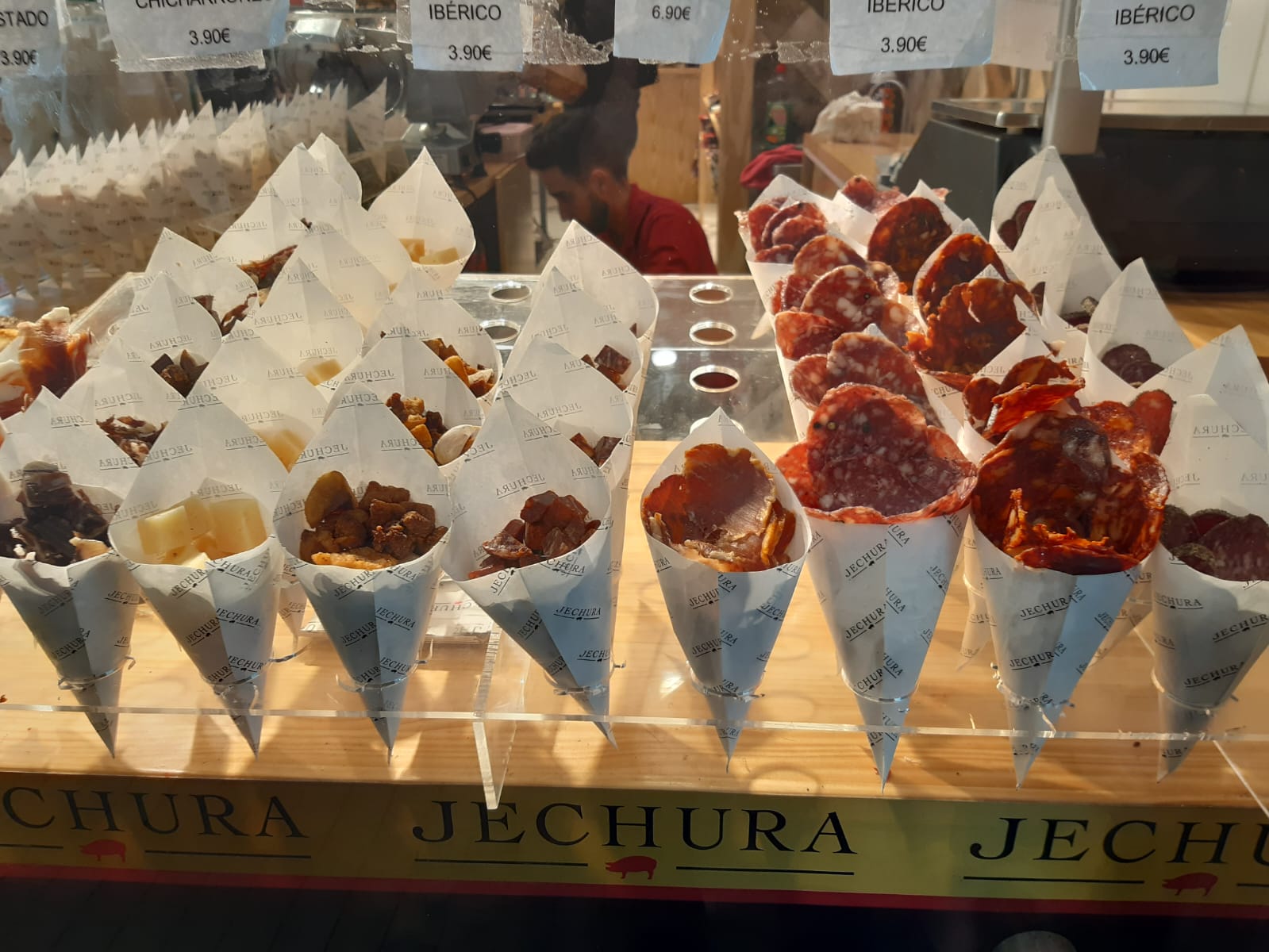 Spaanse delicatessen in een puntzak