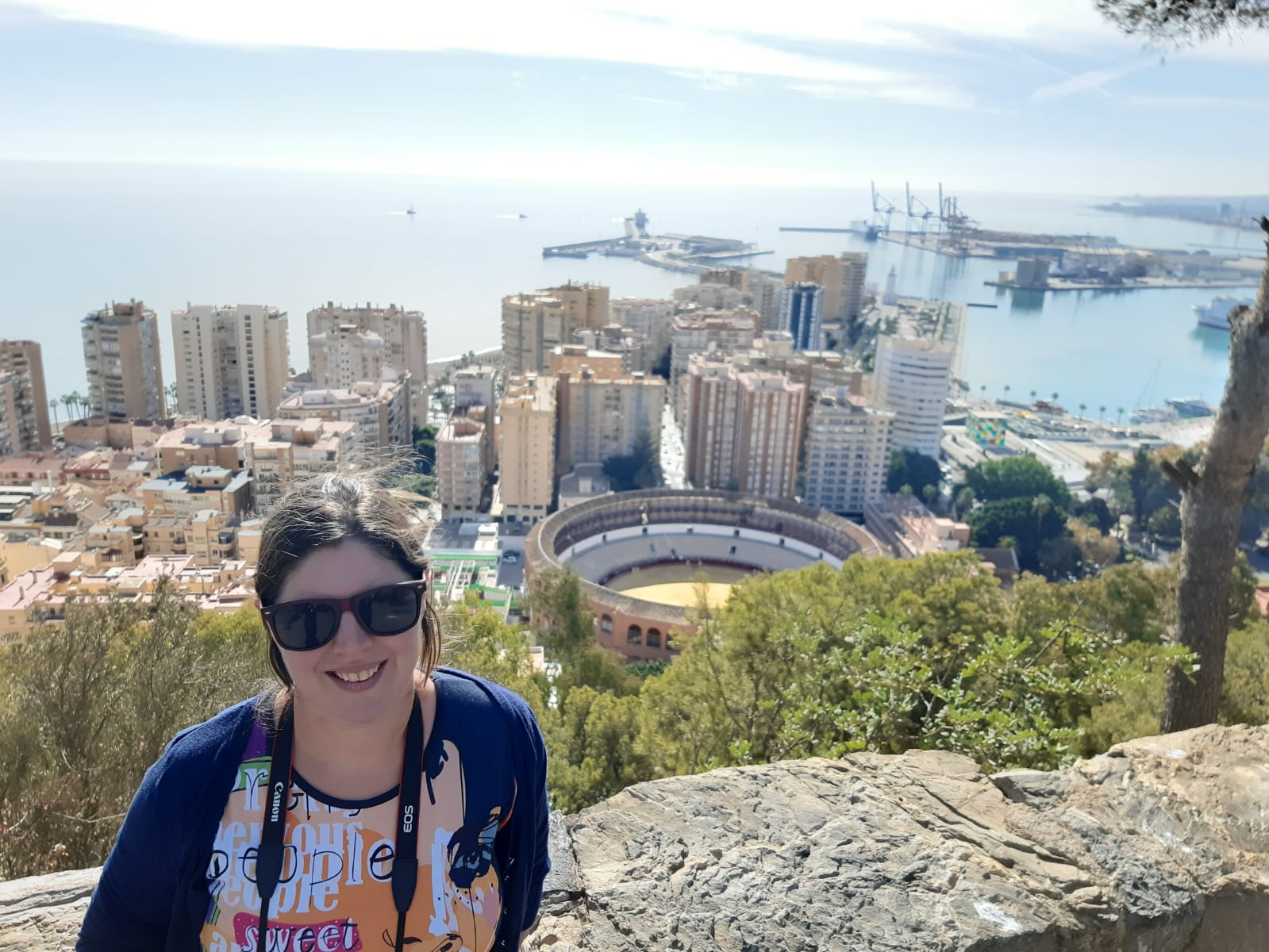 In Málaga, uitzicht op de Plaza del Toros en de haven vanuit het fort