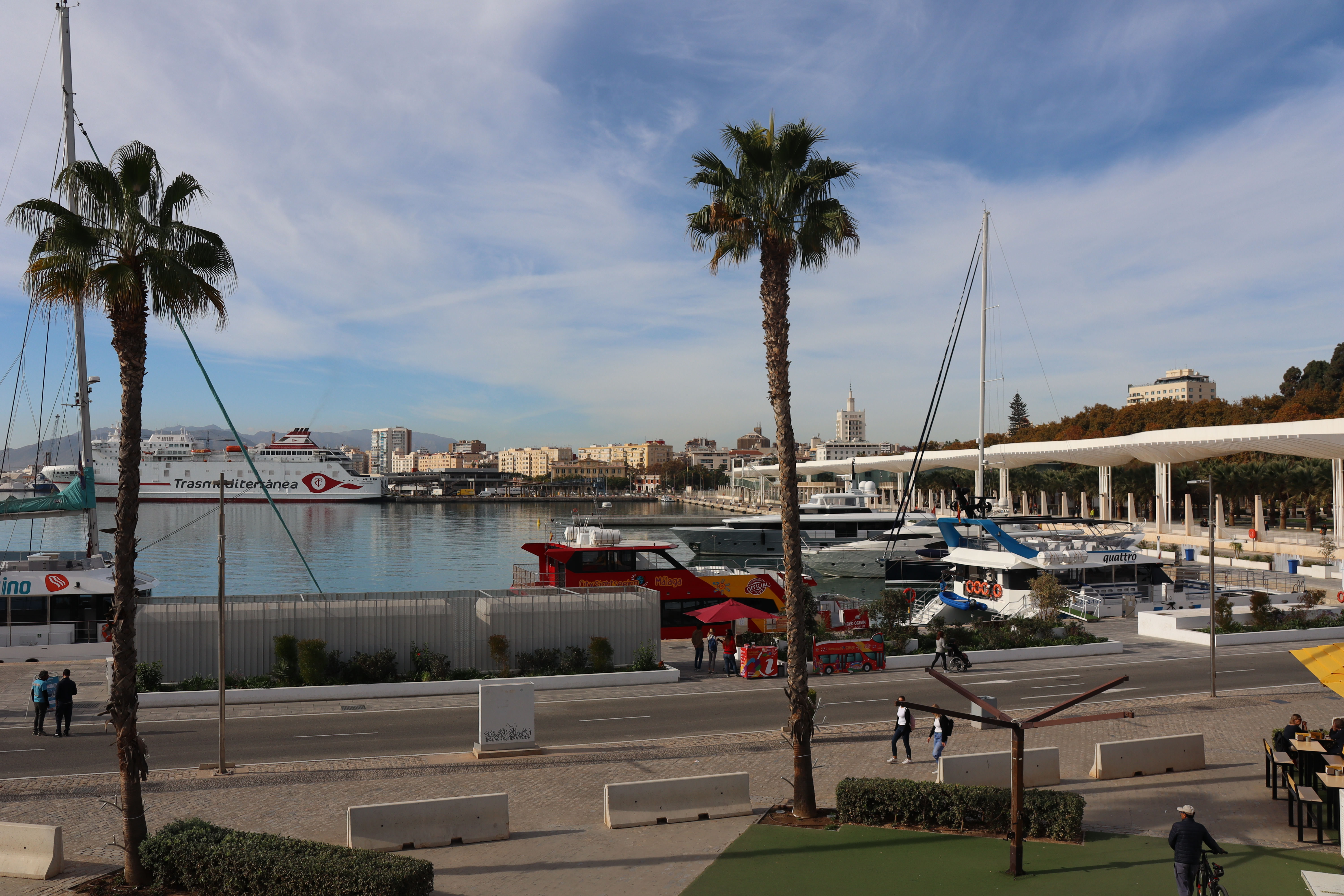 De haven met de boulevard Muelle Uno