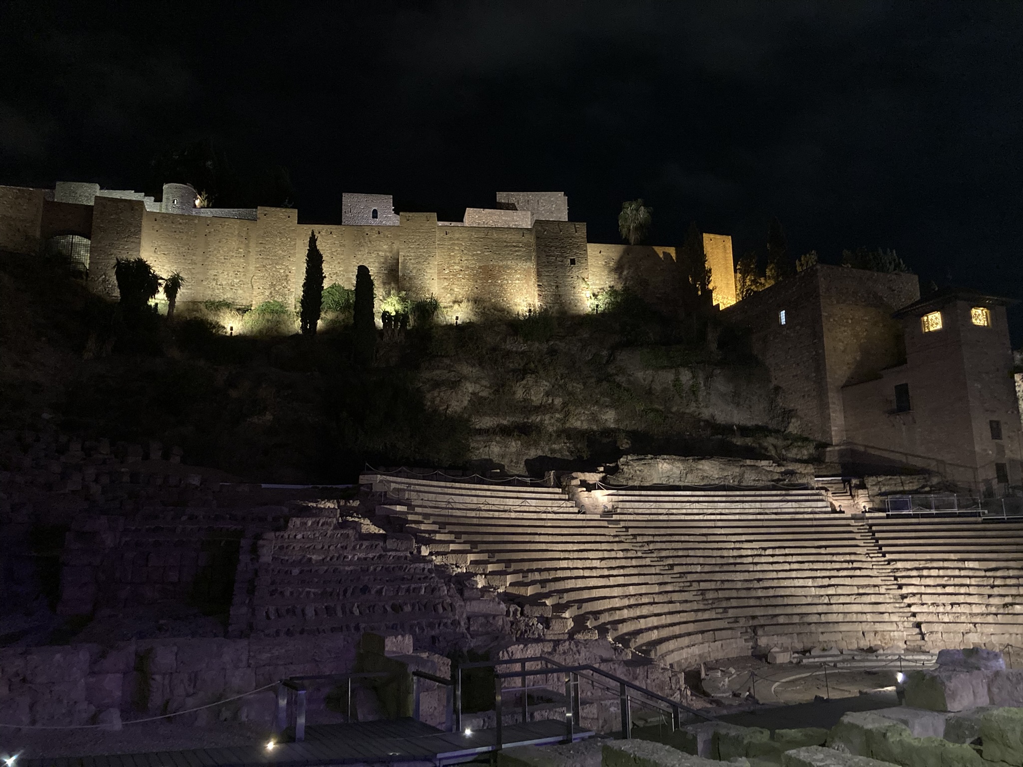 Het Romeinse theater 's avonds mooi verlicht, met het fort op de achtergrond