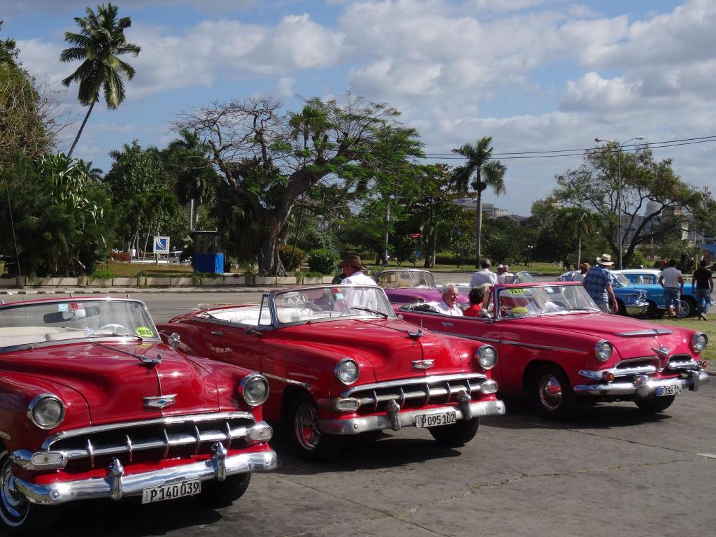 Rode oldtimers op een rijtje in Havana