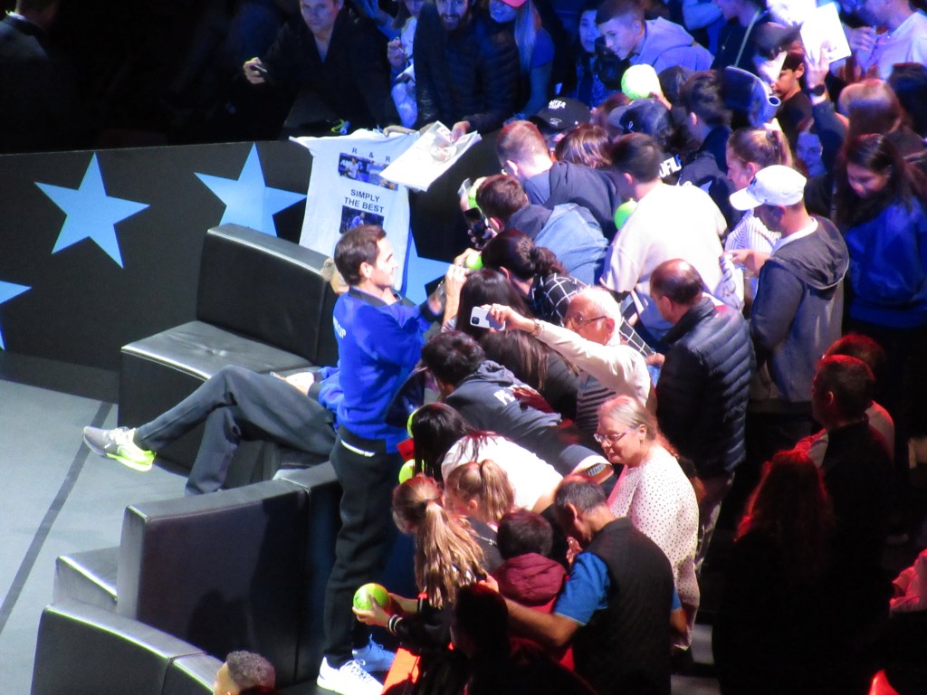 Federer deelt handtekeningen uit